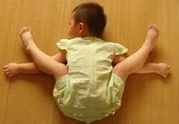 اينم يه بچه منعطف!!! 
به نظر شما نمره انعطاف ورزش اين بچه چنده؟